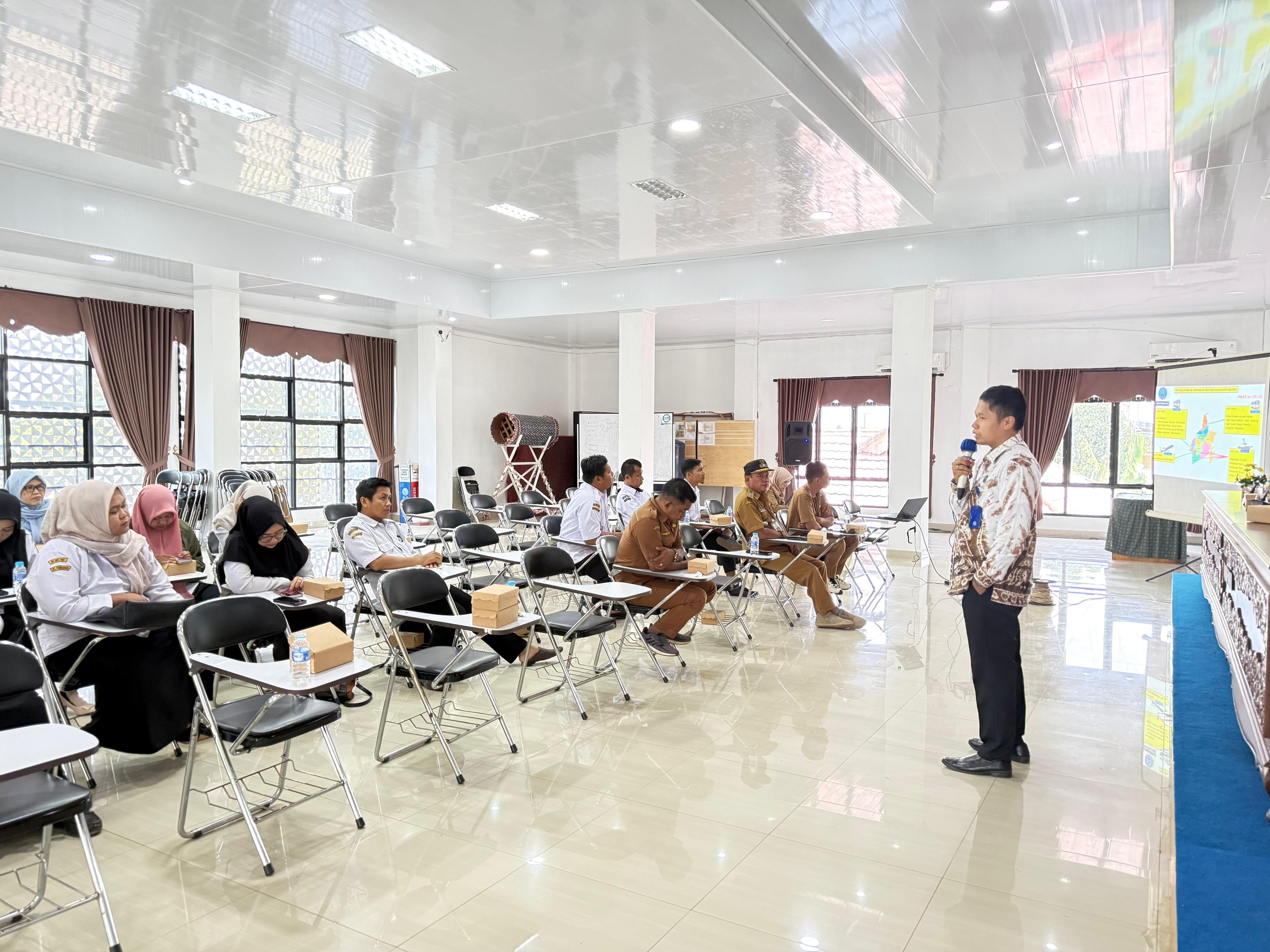 BNNK Tanah Laut Sosialisasikan Bahaya Narkoba dan Restitusi kepada Kepala Desa Se-Kecamatan Bati-Bati